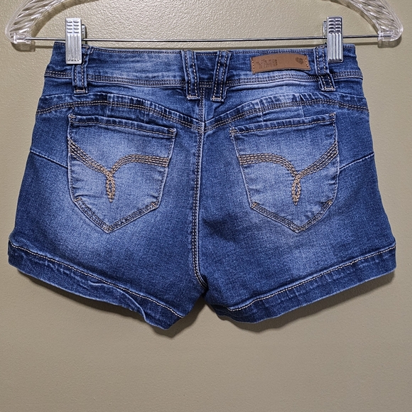 YMI Wanna Bet your Butt? Mid-Rise Jeans shorts Size 1 - Picture 4 of 8